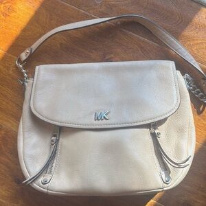 Michael Kors Tan Leather Shoulder Bag

Color: Butternut

Price Firm - VGUC